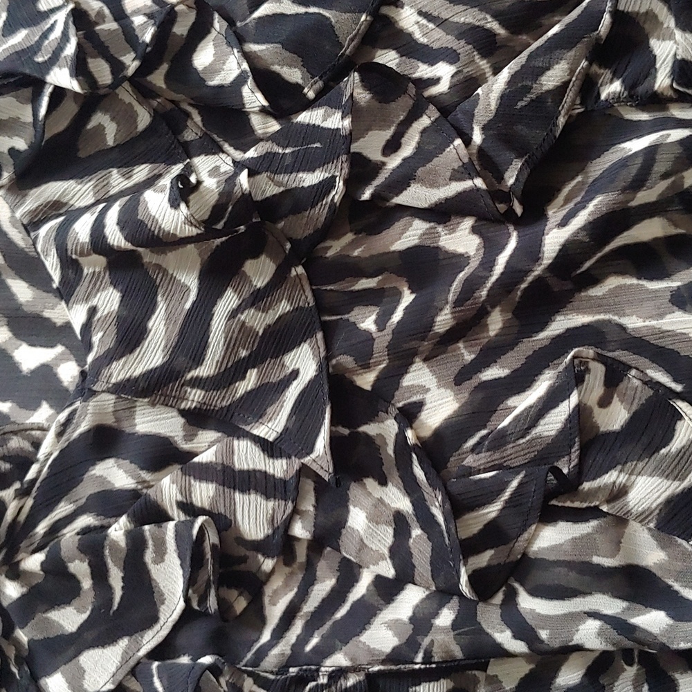 ANNE KLEIN ABSTRACT ANIMAL PRINT RUFFLE TOP - Picture 5 of 9